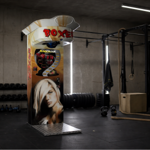 location machine coup de poing woman